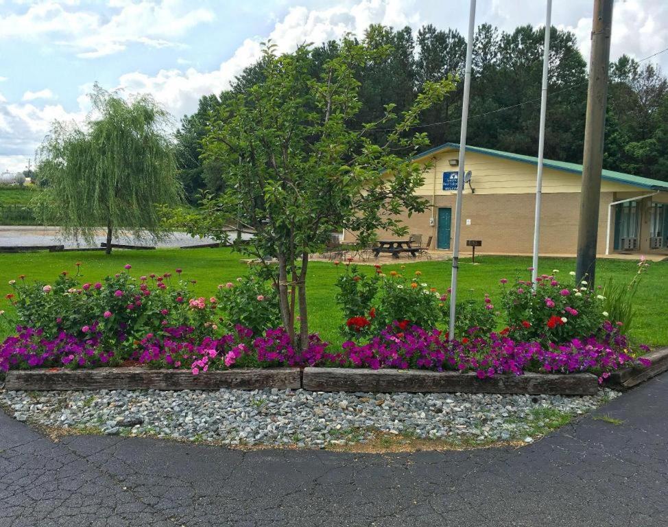 Americas Best Value Inn Heflin Exterior photo